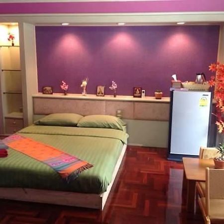 B&B 22 House Банкок Екстериор снимка