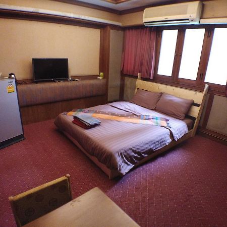 B&B 22 House Банкок Екстериор снимка
