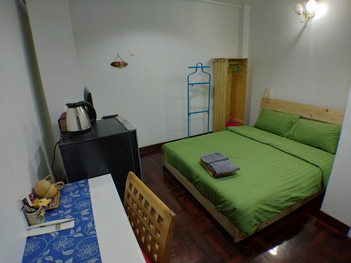 B&B 22 House Банкок Екстериор снимка